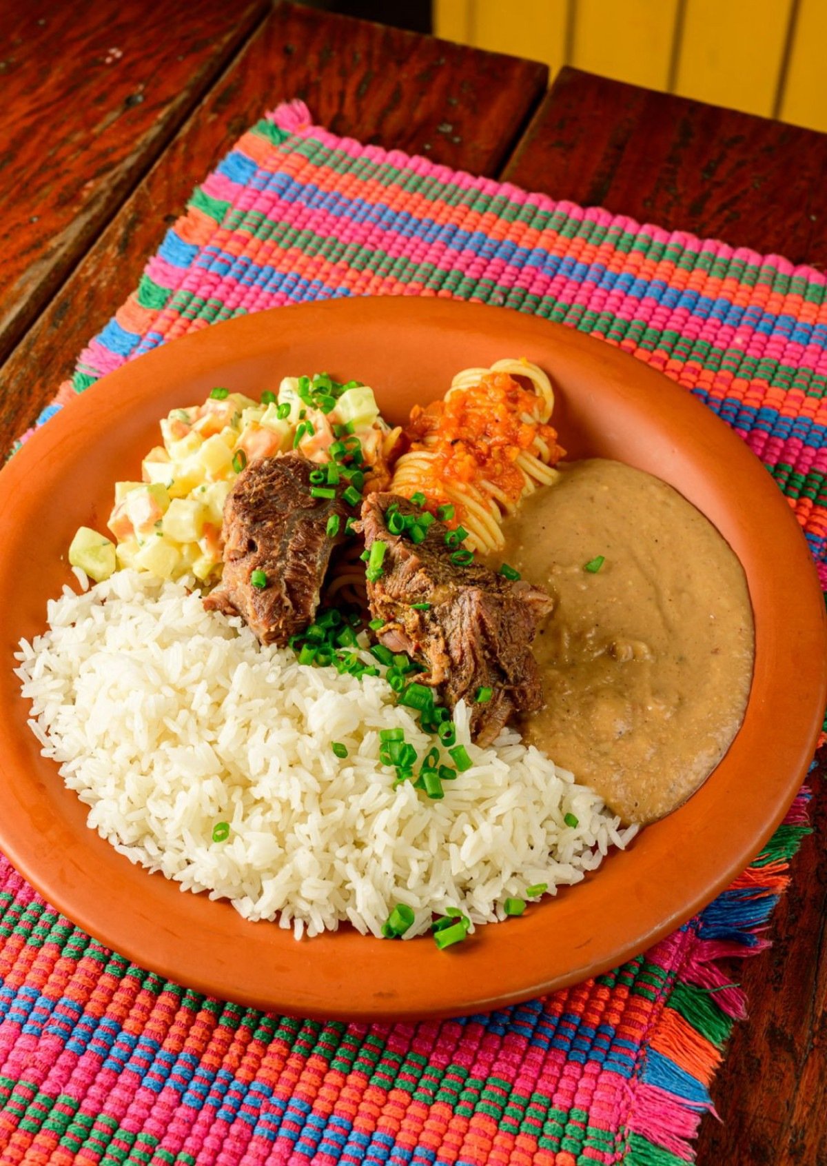 Comida de Reinado &eacute; um cl&aacute;ssico no restaurante Ro&ccedil;a Grande, da chef Mariana Gontijo