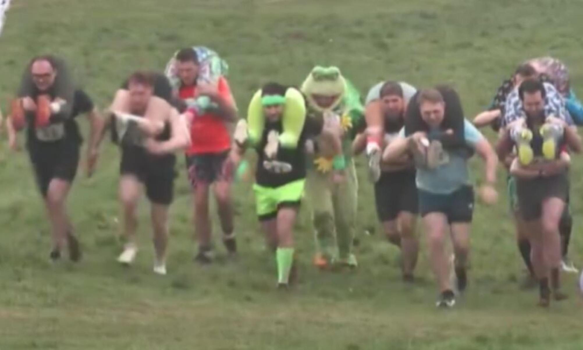 Corrida de carregar a esposa agita Inglaterra com prova inusitada; veja v&iacute;deo -  (crédito: Tupi/Reprodu&ccedil;&atilde;o)