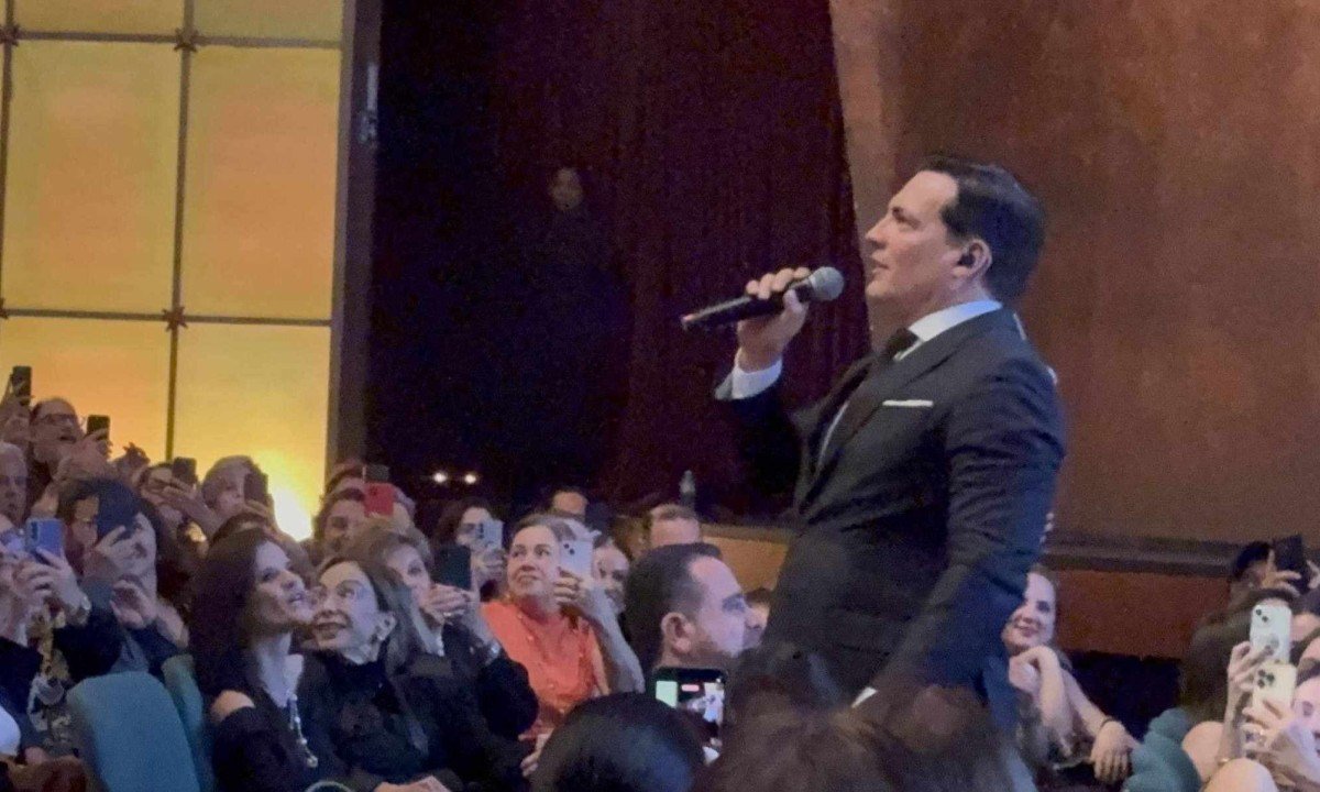 Daniel Boaventura desceu do palco e fez quest&atilde;o de cantar no meio da plateia do Pal&aacute;cio das Artes, em BH