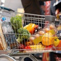 Idosa atingida por carrinho de supermercado será indenizada em R$ 15 mil - Freepik