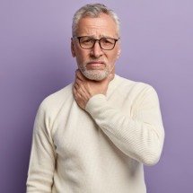 Disfagia, dificuldade de engolir, pode aumentar risco de pneumonia - wayhomestudio/FreePik