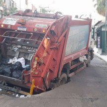 Caminhão de lixo afunda em rua do Cidade Nova, em Belo Horizonte  - Gustavo Werneck/EM/D.A Press