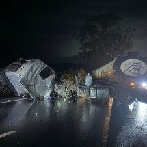 Caminhoneiro perde controle, bate em contenção e fica em estado grave - PRF/Reprodução
