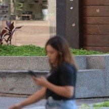 O desafio n&atilde;o est&aacute; apenas no comportamento dos jovens, mas tamb&eacute;m na forma como o ambiente digital &eacute; estruturado.