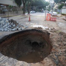 Crateras atrapalham trânsito e 'engolem' veículos em BH; veja onde - Alexandre Guzanshe/EM/D.A.Press