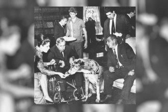 O fundador do Diários Associados, Assis Chateaubriand, na cadeira de rodas, e o cão Sarampo -  (crédito: Arquivo pessoal)