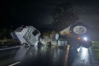 Com o impacto, o veículo ficou em formato de 'L' na pista, provocando o bloqueio da rodovia -  (crédito: PRF/Reprodução)