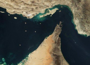 Estreito de Ormuz, a crucial passagem entre o Golfo P&eacute;rsico e o Golfo de Om&atilde;, ponto de tens&atilde;o geopol&iacute;tica e rota vital para o petr&oacute;leo global. -  (crédito: NASA)
