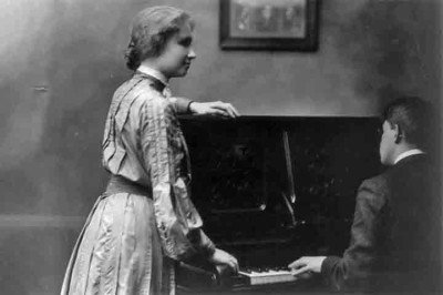 <p>Poucas histórias de vida simbolizam tanto a força possível do ser humano quanto a da escritora americana Helen Keller. Ela perdeu a visão e a audição ainda bebê e revelou uma extraordinária determinação, criando maneiras próprias de interagir e compreender o mundo. A seguir, o Flipar conta essa história.</p>
 -  (crédito:  Domínio Público/Wikimédia Commons)