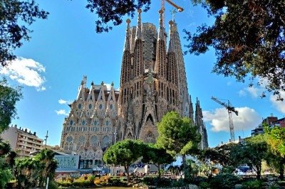 <p>A busca pelas igrejas mais altas do mundo revela não apenas grandiosidade arquitetônica, mas histórias de perseverança e fé. Recentemente, a Sagrada Família, em Barcelona, assumiu o topo do ranking. Assim, o Flipar apresenta construções religiosas que se destacam pela altura e relevância cultural, conectando passado e presente em um panorama fascinante.</p>
 -  (crédito: Canaan - Wikimédia Commons)