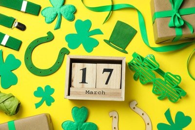 <p>17 de Março é dia de um dos santos mais conhecidos do mundo:  St Patrick (ou São Patrício), que é o padroeiro da Irlanda.  Ele morreu neste dia, no século V. Daí a homenagem. </p>
 -  (crédito:  atlascompany -freepik)