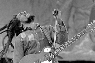 <p>O maior nome do Reggae no planeta teria hoje 81 anos (completados em 6/2/2026). Nascido na Jamaica, Bob Marley projetou seu país e sua cultura para o mundo. </p>
 -  (crédito: Eddie Mallin wikimedia commons )