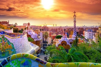 <p>O Parque Güell é uma das obras mais emblemáticas de Antoni Gaudí. Planejado como condomínio-jardim, transformou-se em parque público que une arte, arquitetura e natureza em Barcelona. Suas curvas orgânicas e mosaicos vibrantes revelam o estilo singular do arquiteto catalão. Além da beleza estética, oferece vistas panorâmicas que celebram a atmosfera vibrante da cidade.</p>
 -  (crédito: reprodução/ tripadviser)