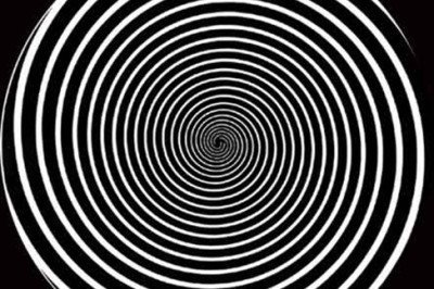 <p>Com origem no século XVIII, a hipnose ainda é um tratamento buscado por pessoas que querem controlar ansiedade e depressão. eliminar vícios; atenuar dores; aumentar o foco e a concentração; potencializar habilidades específicas. </p>
 -  (crédito: Lawrencedwolf - wikimedia commons )