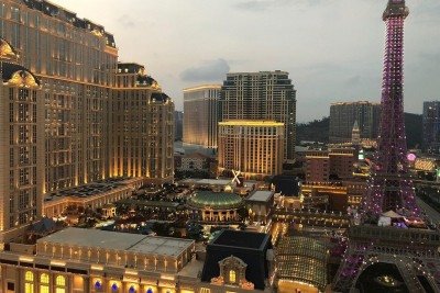 <p>Atualmente, Macau é um dos maiores polos de entretenimento do mundo. Graças à sua posição estratégica na Ásia, atrai milhões de turistas em busca de luxo e emoção. O crescimento acelerado dos cassinos transformou a cidade numa potência econômica regional. Assim, rivaliza diretamente com Las Vegas, mas com características culturais próprias.</p>
 -  (crédito: reprodução /tripadvisor )