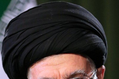 <p>O Irã vive um momento delicado após a morte do líder supremo Ali Khamenei, em meio ao conflito crescente com Estados Unidos e Israel. Apesar do cenário geopolítico conturbado, o país mantém enorme relevância cultural, histórica e econômica. Assim, o Flipar apresenta as maiores cidades iranianas e formam o coração pulsante da nação.</p>
 -  (crédito: Khamenei.ir wikimedia  commons)