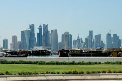 <p>Localizada às margens do Golfo Pérsico, Doha é a capital moderna e vibrante do Catar, conhecida por sua arquitetura futurista, grandes avenidas e arranha-céus que se refletem nas águas do mar. A cidade cresceu rapidamente nas últimas décadas impulsionada pela riqueza do gás natural e do petróleo. Hoje reúne museus, centros culturais e uma orla sofisticada que simboliza a modernização do país.</p>
 -  (crédito: Pixabay)