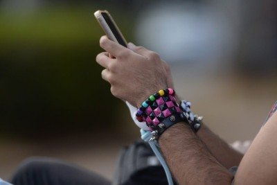 • Perfis de usuários com até 16 anos devem estar vinculados à conta de um responsável legal nas redes sociais -  (crédito: Tulio Santos/EM/D.A. Press)