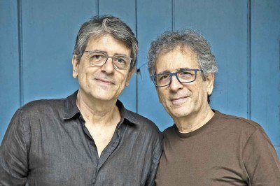 Chico e Mário Adnet lançam o disco 'Falso antigo', brincadeira inspirada no legado de grandes nomes da música brasileira, como Garoto e moreira da silva, entre outros -  (crédito: Marcelo Corrêa/divulgação)