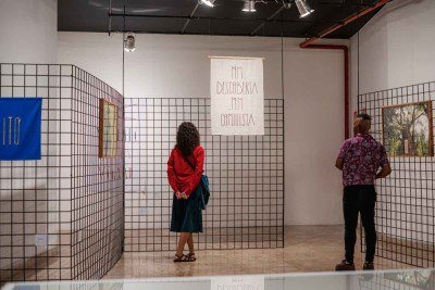 Em cartaz na Galeria Mari’Stella Tristão, a mostra 'A primeira vez que voei foi na página 35', de Maré de Matos, se integra à proposta do festival literário -  (crédito: Juliabrendas/Agapo Ideias/divulgação)