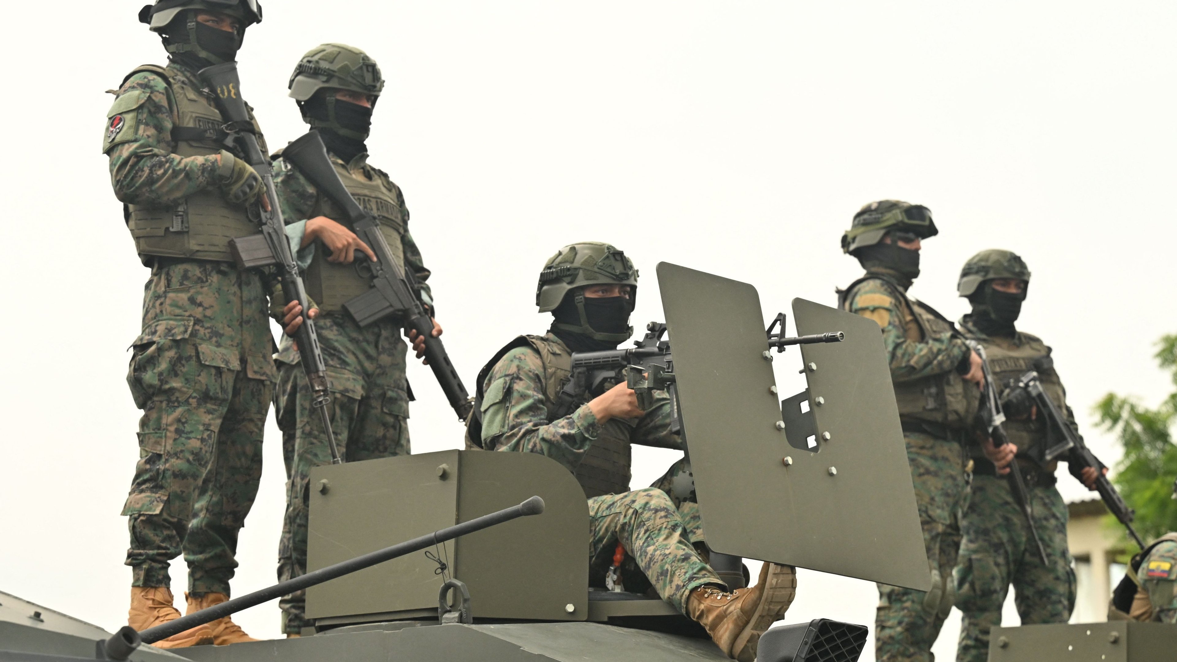Militares equatorianos em prontid&atilde;o, em meio &agrave; tens&atilde;o diplom&aacute;tica e opera&ccedil;&otilde;es na fronteira mencionadas na reportagem. -  (crédito: MARCOS PIN / AFP)