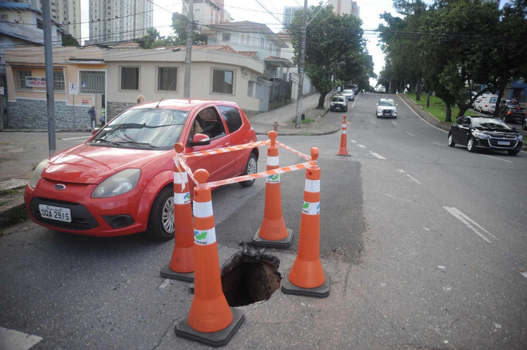 Buraco se abre no asfalto da Avenida Francisco Sales, Bairro Floresta, em BH