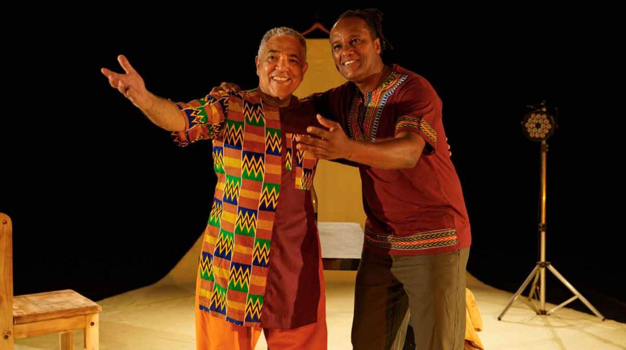 Atores Carlos Francisco e R&eacute;ggis Silva em cena da pe&ccedil;a Sizwe est&aacute; morto 