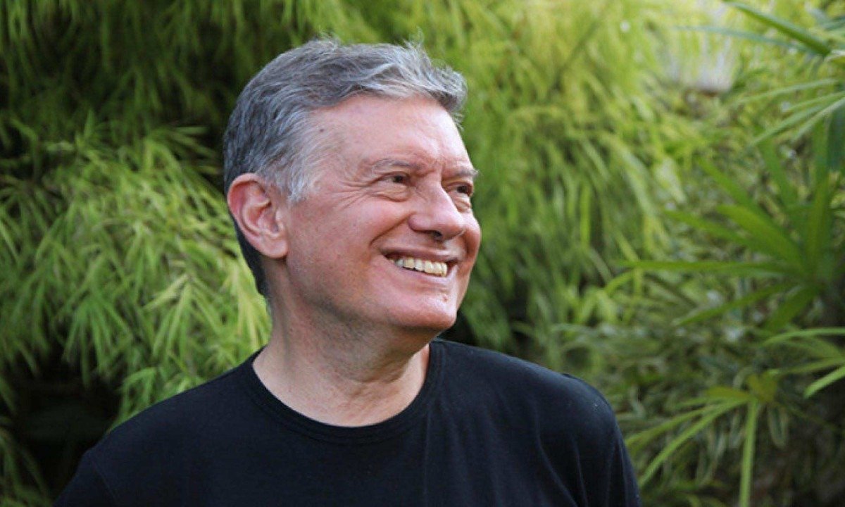 Escritor e professor de literatura Ra&uacute;l Antelo sorri, olhando para o lado