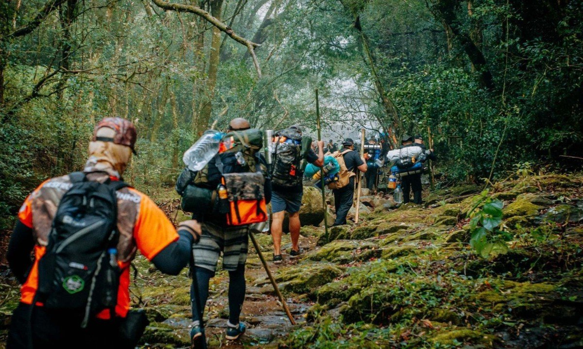Legend&aacute;rios fazendo trilha