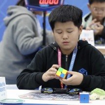 Chinês de 9 anos resolve cubo mágico em menos de um segundo e choca até fiscal de prova - Reproduc?a?o/YouTube