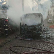 Incêndio atinge ônibus ao lado de igreja histórica em Ouro Preto - Corpo de Bombeiros/Reprodução