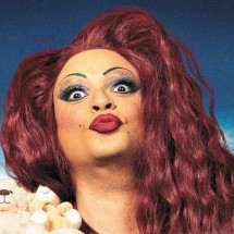 Drag Suzy Brasil festeja aniversário, e criador evita falar de idade