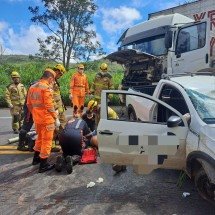 Colisão frontal entre carro e carreta deixa um idoso morto na BR-251 - Corpo de Bombeiros/Reprodução
