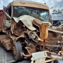 Engavetamento com três caminhões deixa motorista ferido na BR-381