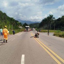 Carga de parafusos cai e fura pneus de carros na BR-356 - CBMMG