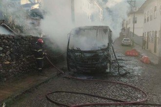 O incêndio começou às 7h e o coletivo foi destruído pelas chamas, mas não houve vítimas -  (crédito: Corpo de Bombeiros/Reprodução)