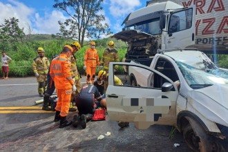 Um homem de 66 anos morreu ao colidir com uma carreta na BR-251 -  (crédito: Corpo de Bombeiros/Reprodução)