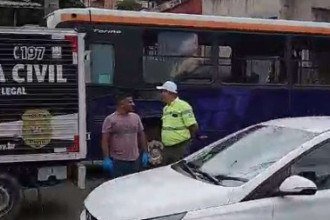 Acidente envolveu um carro, uma moto e um ônibus -  (crédito: Reprodução/Redes Sociais)