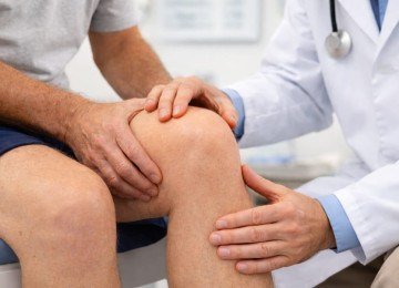 <p>Embora não tenha cura, o diagnóstico precoce permite retardar a progressão da doença e melhorar a qualidade de vida. O tratamento inclui medicamentos analgésicos e anti-inflamatórios, fisioterapia e, em fases iniciais, procedimentos como a artroscopia, que pode remover fragmentos de cartilagem e tratar lesões associadas.</p>
 -  (crédito: Imagem Gerada por I.A)