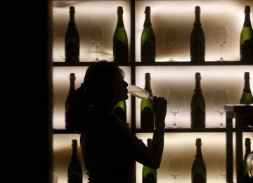Pesquisas apontam que as mulheres desenvolvem problemas relacionados ao álcool mais cedo e com menor consumo -  (crédito: Vivek Prakash/Reuters)