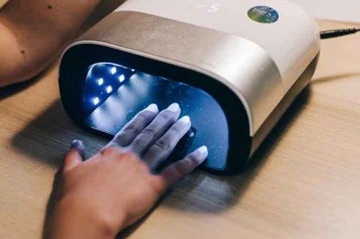 <p>Uma nova determinação em países da União Europeia proíbe duas substâncias químicas comumente usadas em esmaltes e unhas de gel: o óxido de trimetilbenzoil difenilfosfina – TPO – e a dimetiltoluidina – DMTA. A regra começou a vigorar no dia 1º de setembro de 2025.</p>
 -  (crédito:  Imagem Pexels/Leeloo The First)