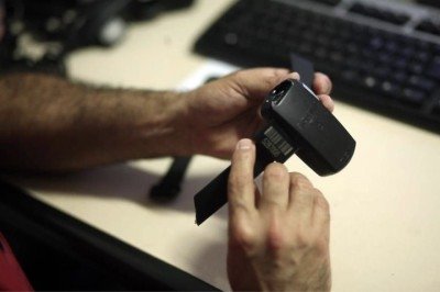 Especialista com um exemplar da tornozeleira eletrônica em mãos -  (crédito: ASCOM SUSIPE) -Especialista com um exemplar da tornozeleira eletrônica em mãos -  (crédito: ASCOM SUSIPE)