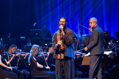 Criolo se apresenta ao lado do maestro Edilson Ventureli e da Orquestra Sinf&ocirc;nica Heli&oacute;polis no espet&aacute;culo &ldquo;Can&ccedil;&otilde;es de Cazuza&rdquo;. -  (crédito: Bianca Tatamiya)