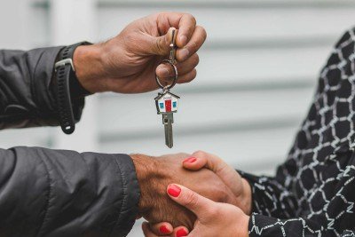 A aquisi&ccedil;&atilde;o de um im&oacute;vel f&iacute;sico,  &eacute; uma das op&ccedil;&otilde;es para quem busca controle total sobre o bem. -  (crédito: Pexels)