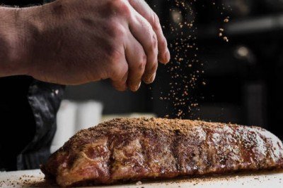 O uso de especiarias e temperos naturais &eacute; uma alternativa saud&aacute;vel para real&ccedil;ar o sabor dos alimentos, evitando o excesso de s&oacute;dio. -  (crédito: iStock)