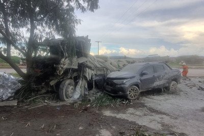 Caminh&atilde;o carregado de cimento bateu em &aacute;rvore depois de chocar com outro caminh&atilde;o e dois carros pequenos. -  (crédito: Luiz Ribeiro/EM Data/DA Press)