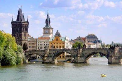 <p>Explorar cidades europeias é mergulhar em um contraste fascinante: de um lado, a modernidade expressada em arranha-céus, centros culturais e arquitetura contemporânea; de outro, os bairros históricos que preservam muralhas, praças medievais e ruas estreitas que parecem suspensas no tempo. Assim, o viajante caminha entre séculos em poucos minutos.</p>
<div></div>
 -  (crédito: Markéta Klimešová por Pixabay)