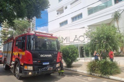 Princípio de incêndio em garagem do Edifício Milão assustou moradores do prédio em Montes Claros  -  (crédito: Luiz Ribeiro/EM Data/DA Press)