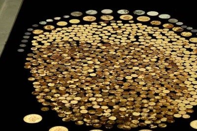 <p>Um fazendeiro do Kentucky, nos Estados Unidos, descobriu um tesouro estimado em R$ 18 milhões enterrado em sua propriedade. São mais de 700 moedas de ouro da época da Guerra Civil Americana, que ocorreu entre 1861 e 1865.</p>
 -  (crédito: Reprodução/NCG Coins)