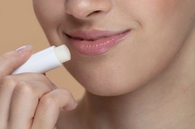 <p>A manteiga de cacau é um dos ingredientes mais tradicionais quando se trata de proteger os lábios, especialmente em ambientes secos, frios ou com muito vento.</p>
 -  (crédito: Reproduc?a?o/Freepik)